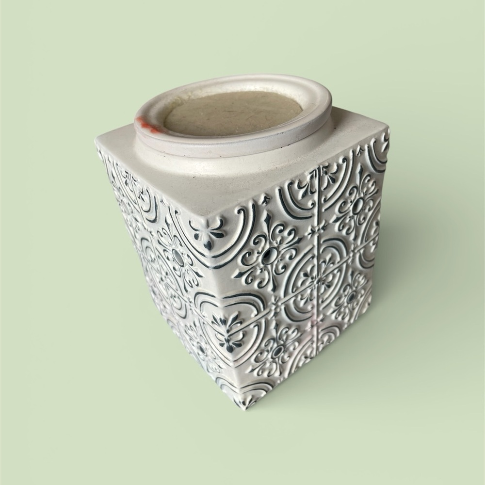 Scentsy White and Gray Patterned Wax Warmer